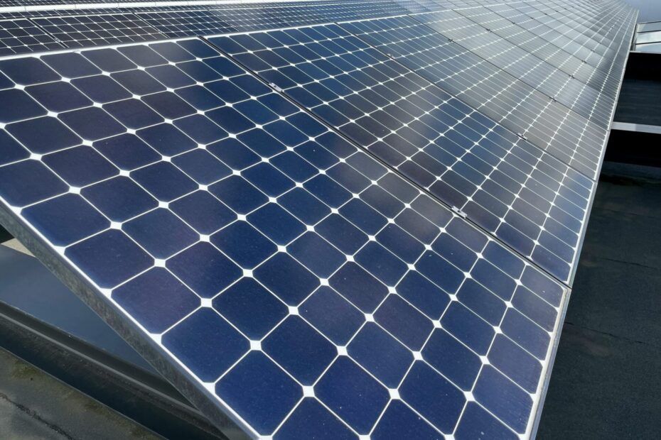 Zonnepanelen aanmelden bij Fluvius: waarom het belangrijk blijft